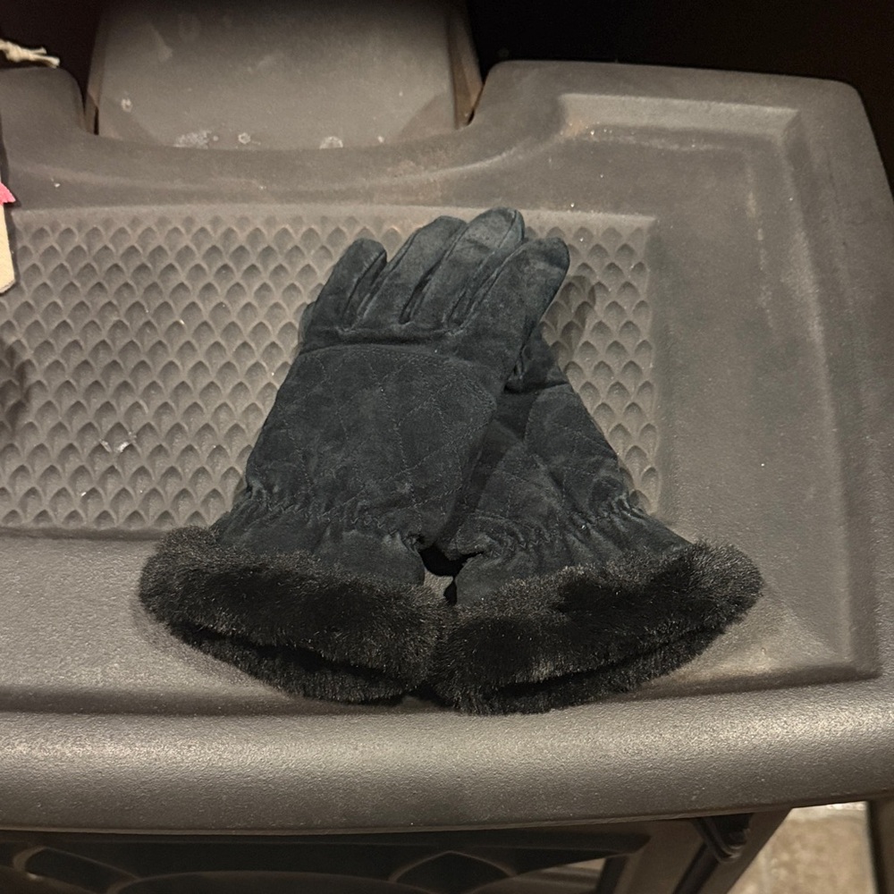 Elegant Black Fur-Trimmed Suede Gloves